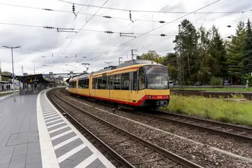Die S7 fährt aus Süden in den Rastatter Bahnhof ein. 