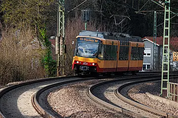 AVG-Stadtbahn fährt auf Gleisen.