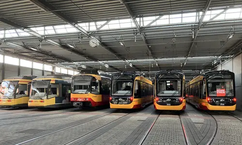 Tram- und Stadtbahnen stehen in einer Wagenhalle im Betriebshof der Verkehrsbetriebe Karlsruhe