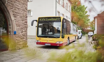Das KVV-Eventmobil fährt durch eine schmale Straße