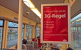 Rotes Plakat in einer Trambahn nit Hinweisen zur 3G-Regel im ÖPNV