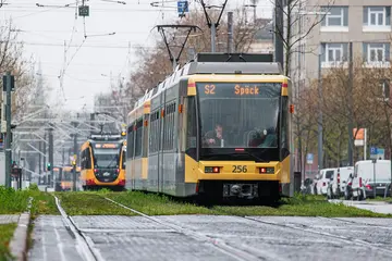 Eine Bahn mit "Spöck" im Zielfilmanzeiger fährt über ein Rasengleis. 
