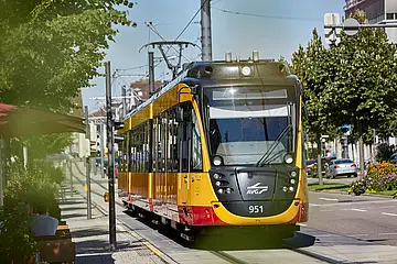 Eine gelbe AVG-Stadtbahn fährt durch Heilbronn 