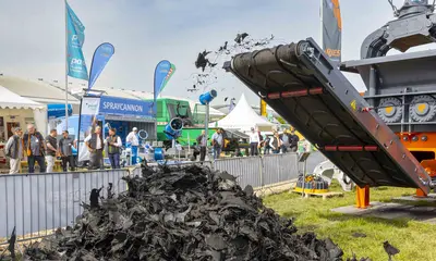 Eine Maschine zerhäckselt Altreifen auf der Messe zu Demonstrationszwecken.