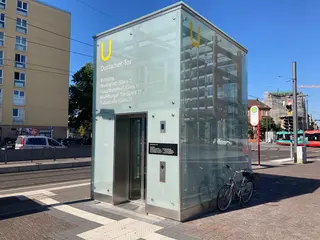 Gläsernes Mundhaus eines Stadtbahntunnel-Aufzues am Durlacher Tor