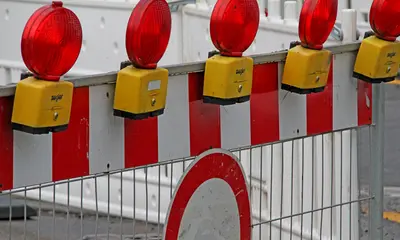 Absperrschranken mit roten Blitzleuchten. 