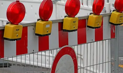 Absperrschranke mit roten Blitzleuchten.