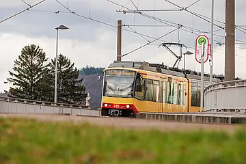 AVG-Stadtbahn fährt über Brücke.