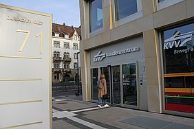 Eine Frau tritt durch die geöffnete Tür im KVV-Kundenzentrum in der Durlacher Allee.