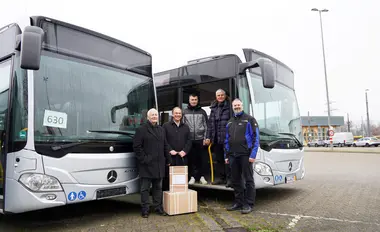 Das Foto zeigt die Übergabe der Busse an die Hilfsorganisation "Rosinen Initiative" im Rahmen eines Pressegesprächs auf dem Betriebshof der Verkehrsbetriebe Karlsruhe. Vor den Bussen stehen (von links nach rechts) Stadtrat Lüppo Cramer, Tobias Kröger (Hauptamtsleiter der Stadt Karlsruhe), Andriy Mayak und Vladimir Skripnik („Rosinen Initiative“) sowie Frank Berger (Leiter Fuhrparkverwaltung VBK). 