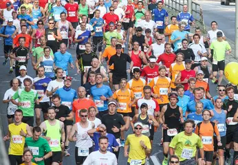 Teilnehmer beim Baden Marathon laufen entlang einer Straße durchs Stadtgebit von Karlsruhe