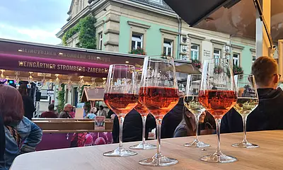 Volle Weingläser stehen auf einem Tisch beim Brettener Weinmarkt. 