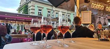Volle Weingläser stehen auf einem Tisch beim Brettener Weinmarkt. 