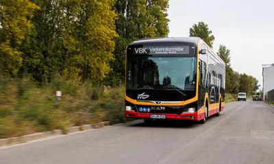 VBK-Bus fährt auf der Straße.