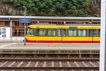 Seitliche Ansicht der AVG-Stadtbahn an der Haltestelle Forbach.