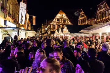 Brettener Weinmarkt bei Nacht.