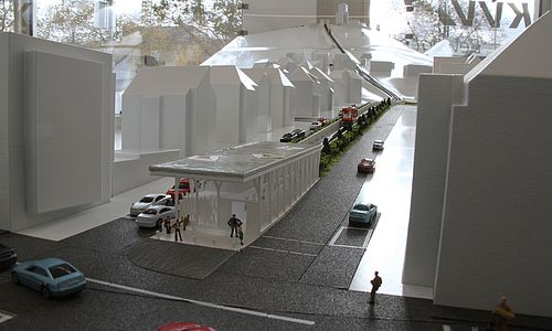 Detailansicht vom Modell der Turmbergbahn. Zu sehen sind die neue talstation, die umliegenden Wohngebäude und der Kreuzungsbreich der Bundessstraße B3