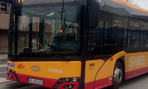 Frontpartie eines Busses der SWEG an einer Haltestelle im Stadtgebiet von Karlsruhe
