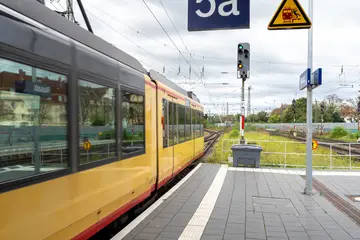 Eine AVG-Stadtbahn hält an einem Bahnsteig
