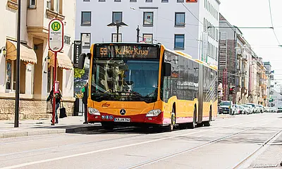 VBK-Bus hält an der Haltestelle am Kolpingplatz.