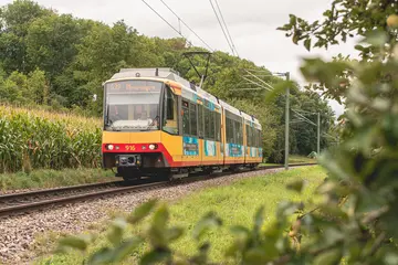 Die S32 fährt auf freier Strecke. 