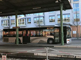 Seitliche Ansicht eines Busses an der Haltestelle in Ettlingen.