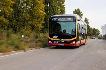 Bus fährt auf der Straße.