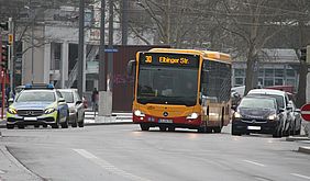 Gelber Bus der Linie 30 auf einer Straße. 