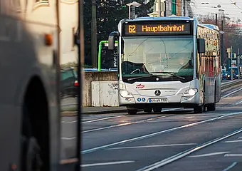 Ein Bus der Linie 62 fährt durch die Stadt. 