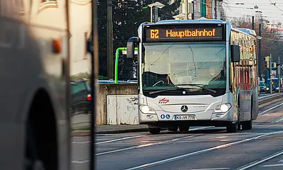 Ein Bus der Linie 62 fährt durch die Stadt. 