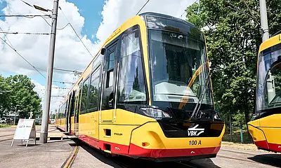Der neue TramTrain ist mit dem Logo der Verkehrsbetriebe Karlsruhe (VBK) frontal zu sehen. 