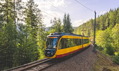 Eine gelbe Stadtbahn der AVG auf der Murgtalbahn