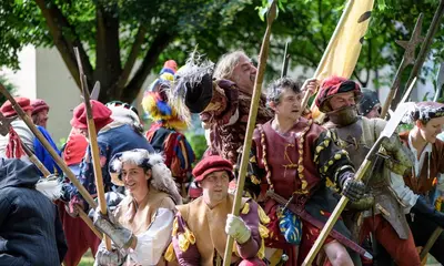 Historische Gruppe beim Peter-und-Paul-Fest mit mittelalterlichen Gewändern und Waffen