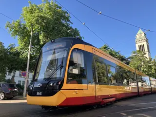 Eine Trambahn der Linie 3 passiert den Streckenabschnitt am Kirchplatz in Daxlanden