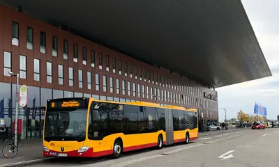 Messe-Express steht vor der Messe Karlsruhe.