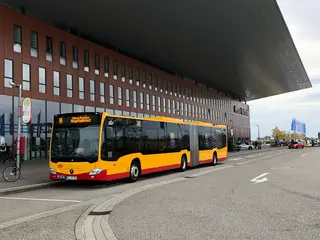 Messe-Express steht vor der Messe Karlsruhe.