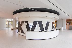 Das Foto zeigt die neue KVV-Erlebniswelt im Neubau der Karlsruher Verkehrsgesellschaften an der Durlacher Allee.