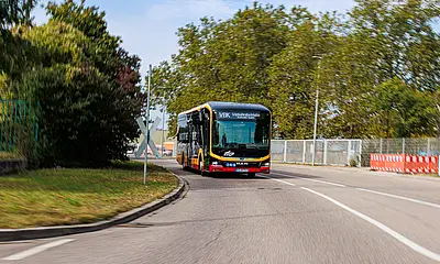 E-Bus der VBK fährt auf der Straße.