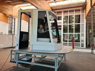 In einem MockUp ist das neue Cockpit des neuen VDV-TramTrain zum Ausprobieren aufgebaut.