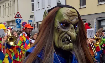 Narren mit einer Häs ziehen durch die Straßen der Durlacher Altstadt. 