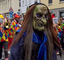 Narren mit einer Häs ziehen durch die Straßen der Durlacher Altstadt. 