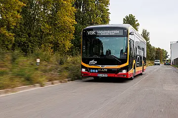 VBK-E-Bus fährt auf der Straße.