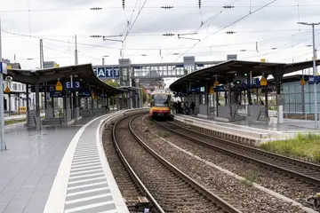 Das Foto zeigt Gleise und Bahnsteige.