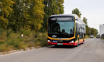 VBK-Bus fährt auf der Straße.