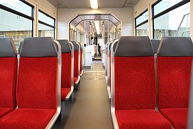 Rot-graue Sitze in einer AVG-Stadtbahn