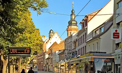Das Foto zeigt eine VBK-Tram der Linie 1 bei ihrer Fahrt durch die Pfinztalstraße in Durlach. 