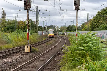 AVG-Stadtbahn fährt auf Gleisen.