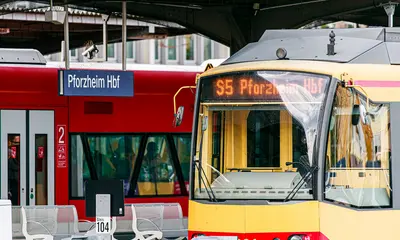 Eine AVG-Stadtbahn der Linie S5 hält im Pforzheimer Hauptbahnhof