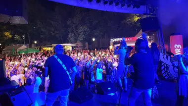 Eine Band spielt auf einer Bühne beim Altstadtfest.