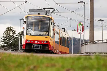 AVG-Stadtbahn fährt auf Gleisen.